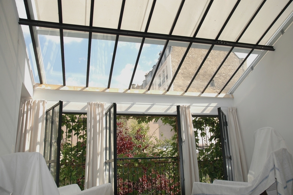 Store extérieur de véranda Roussel - Coffre monté sur rails avec toile solaire - 25m² max_0