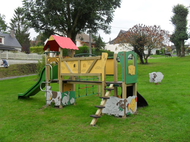 Structure de jeu thème ferme - Bambino avec filet en déport, toboggan et mur d'escalade_0