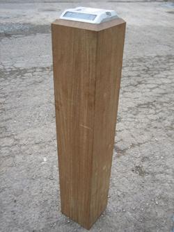 Borne en bois exotique - Section 140x140 mm - Hauteur 600 mm - Balisage lumineux photovoltaïque_0