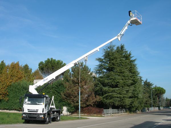 Nacelle élévatrice sur porteur - 220 TJ - Hauteur de travail 22m - Déport 14m_0