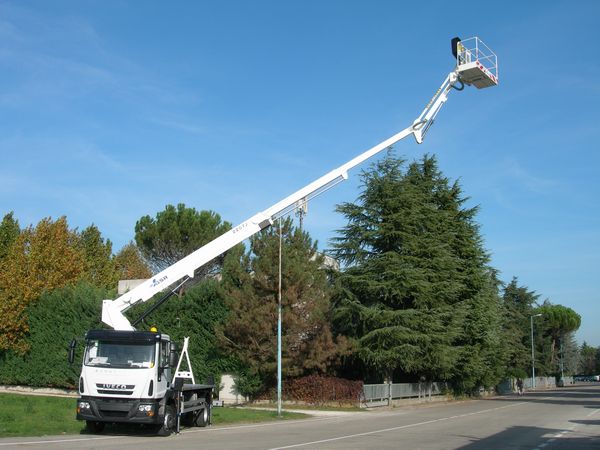 Nacelle élévatrice sur porteur  220 tj_0