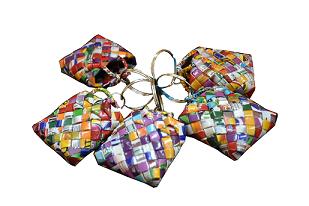 Porte-clés recyclé - commerce équitable - tissé main aux motifs colorés - résistant à l'eau_0