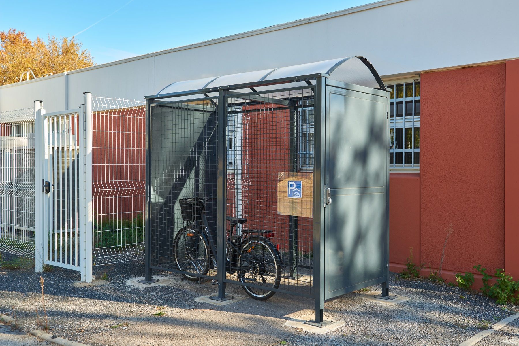 Abri vélos sécurisé MINI - Design fonctionnel et robuste pour 3 vélos - Dimensions compactes 1,6m x 2,5m_0