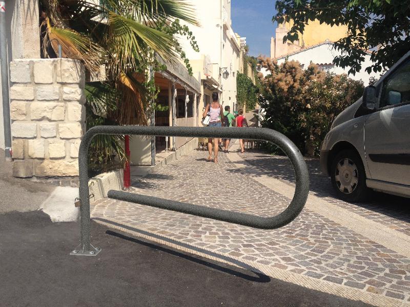 Barrière pivotante trombone - tube acier Ø 60 mm - finition galvanisée ou peint sur galva - fixation sur platine_0