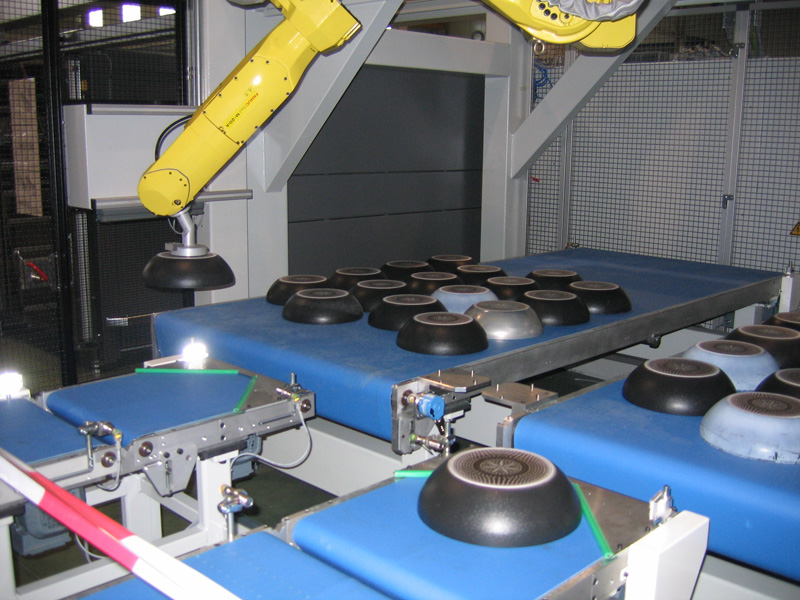 Cellule de préparation et conditionnement de poêles - Robot 6 axes avec préhenseur par vide_0