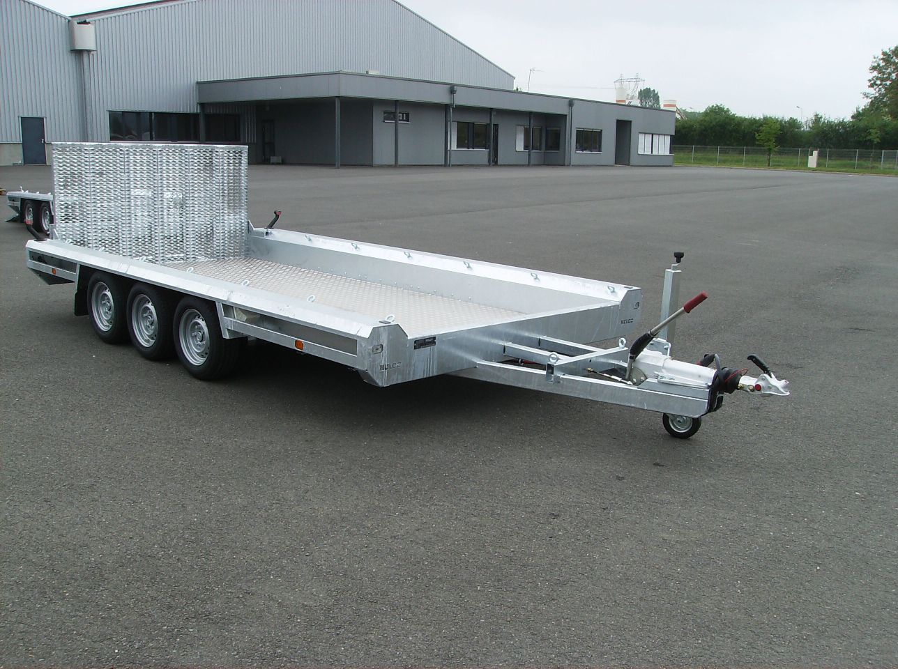 Remorque porte-engins timon - 3.5 t - 3.9 m - 3 essieux - plancher surbaissé et hayon assisté_0