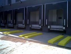 Portes sectionnelles industrielles niveleur de quai et sas d'étanchéité_0