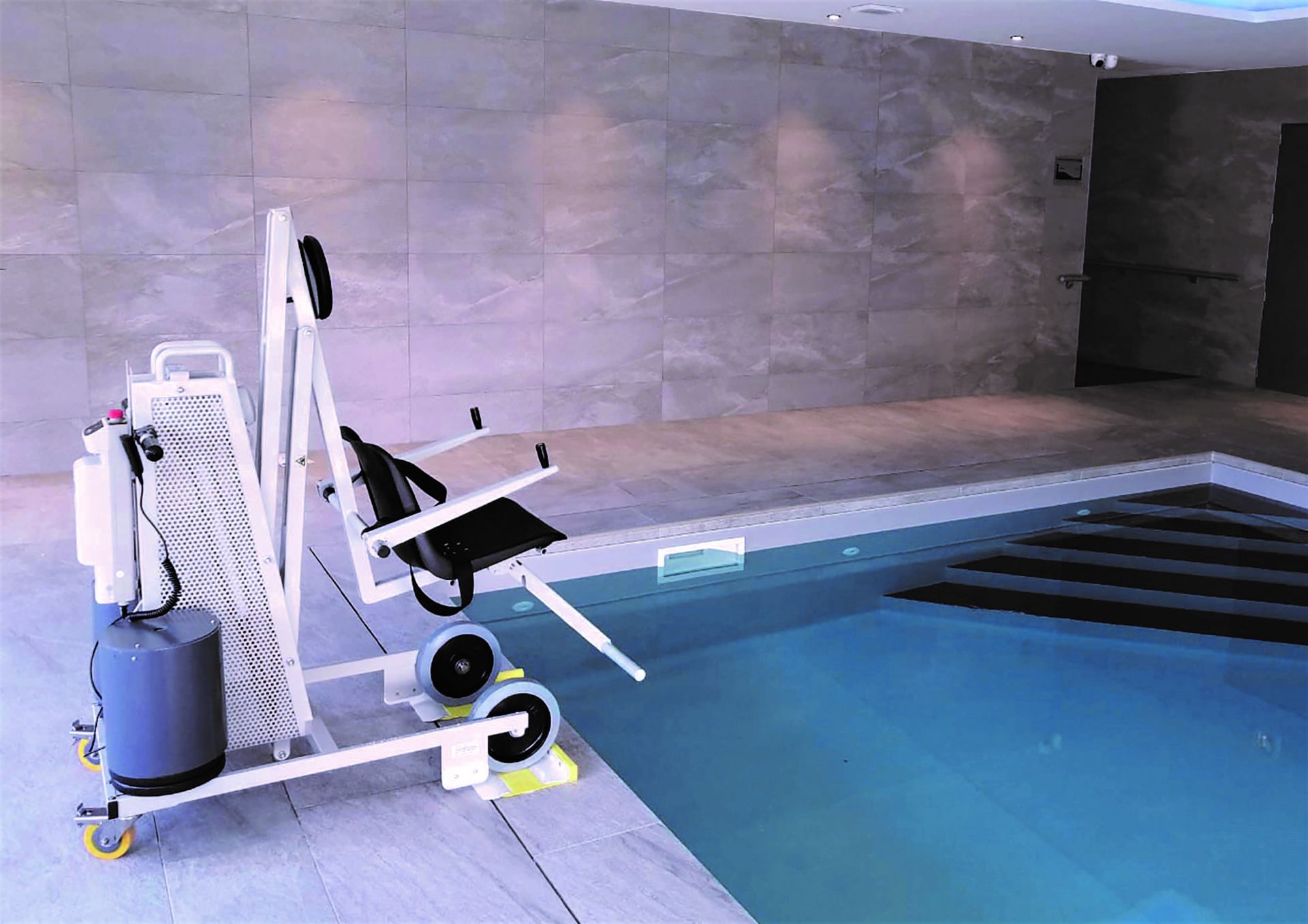 Élévateur de piscine mobile compact à batterie - Siège de mise à l'eau PMR - 100% mobile avec vérin électrique_0