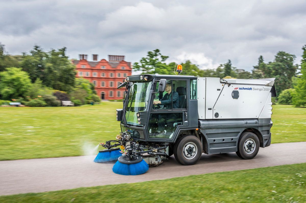 Swingo 200+ - Balayeuse compacte automotrice Aebi Schmidt - moteur diesel Euro 6c avec recyclage d'eau sous pression_0