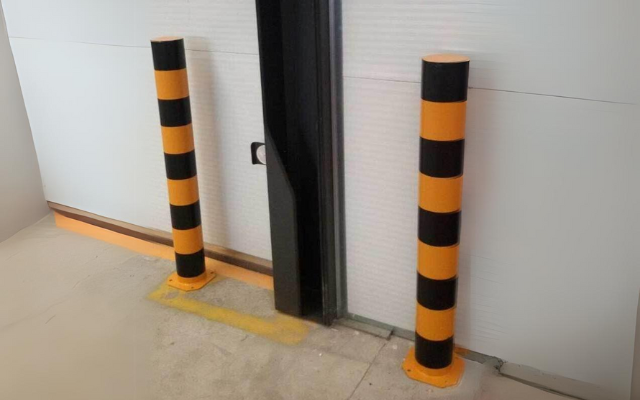 Poteaux de protection Ref. 17.1 - Jaune RAL 1028 avec rayures noires, disponibles en d'autres couleurs et galvanisés_0