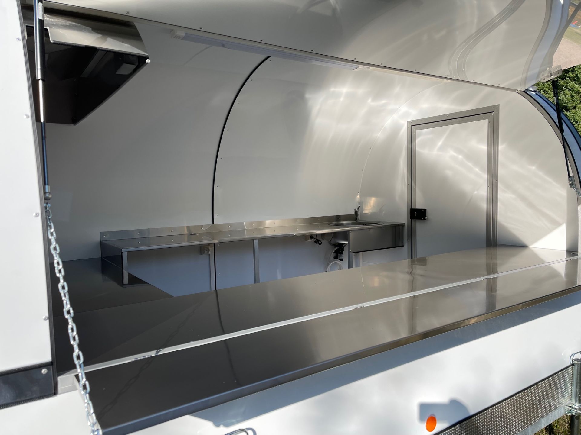 Remorque food-truck  pré équipée idéale  pour commerce ambulant mobile, sandwicherie, street food - Modèle LARGE 170/300XL_1