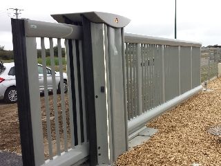 Portail coulissant autoportant aluminium ulmalu 800 classic 35 / motorisé_1