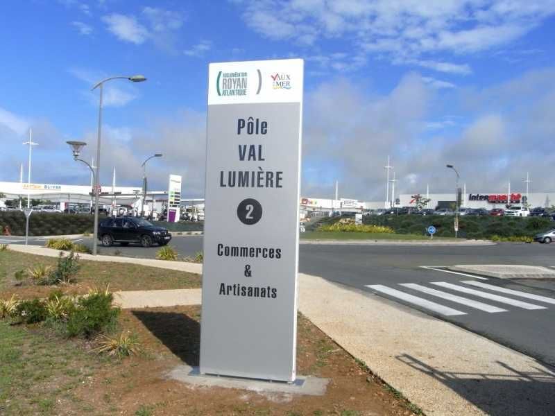 Signalétique RIS urbain sur mesure, idéale pour l'affichage des noms d'entreprise dans les zones artisanales et industrielles - OUEST ENSEIGNES_1