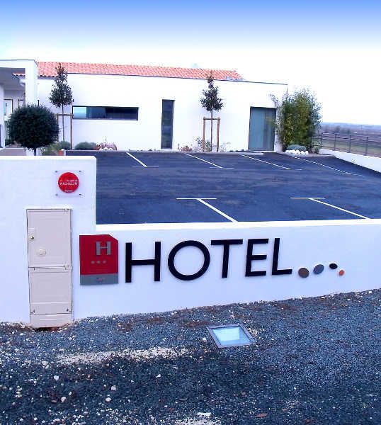 Enseigne en lettres découpées sur mesure, pour donner du relief et améliorer la lisibilité de votre marque - OUEST ENSEIGNES_1