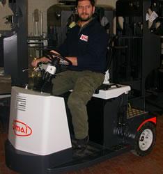 Tracteur logistique TTE 30 - moteur 2KW, bandage PPS 15x4,5x8, ergonomique avec batterie à extraction latérale_0