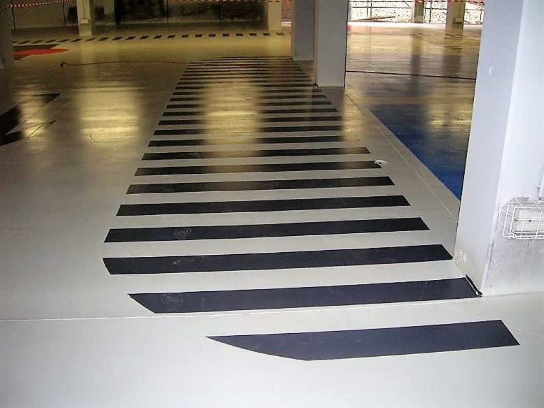 Peinture de sol renforcée, pour une protection et une mise en couleur des sols industriels et collectifs - Polyfloor WB TLM_0