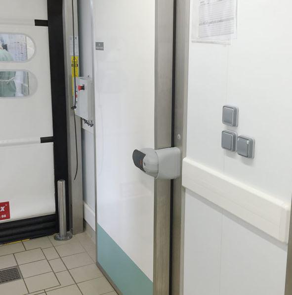 Porte pivotante positive ACOTECH - isolation mousse polyuréthane - épaisseur 60/80mm - fermeture Fermod 521_0