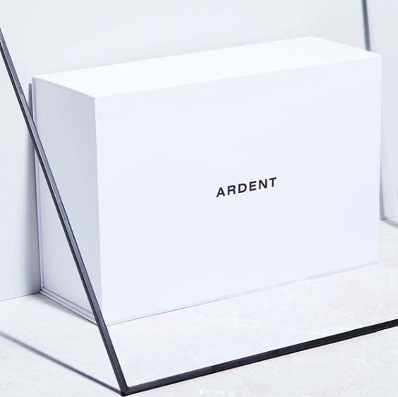 Boîte-cadeau pliable pour chaussures en cuir - 35x23,5x7cm - Zeal-X Packing - carton blanc et aluminium noir_0