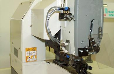 Machine électronique pour fixation d'étiquettes sur chaussettes par couture - Programmation électronique et dispositif anti-écrasement_0