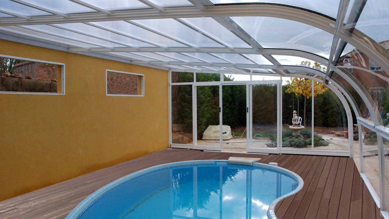 Abri piscine haut adossé Tabarca - en polycarbonate avec panneaux latéraux mobiles_1