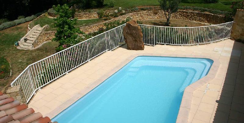 Barrière de piscine aluminium Macassar Profils Systèmes - barreaudée ou vitrée - design personnalisable et tenue de teinte jusqu'à 25 ans_0