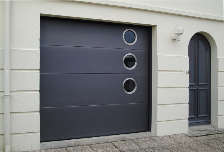 Porte de garage ouverture sectionnelle  hublots inox ronds_0