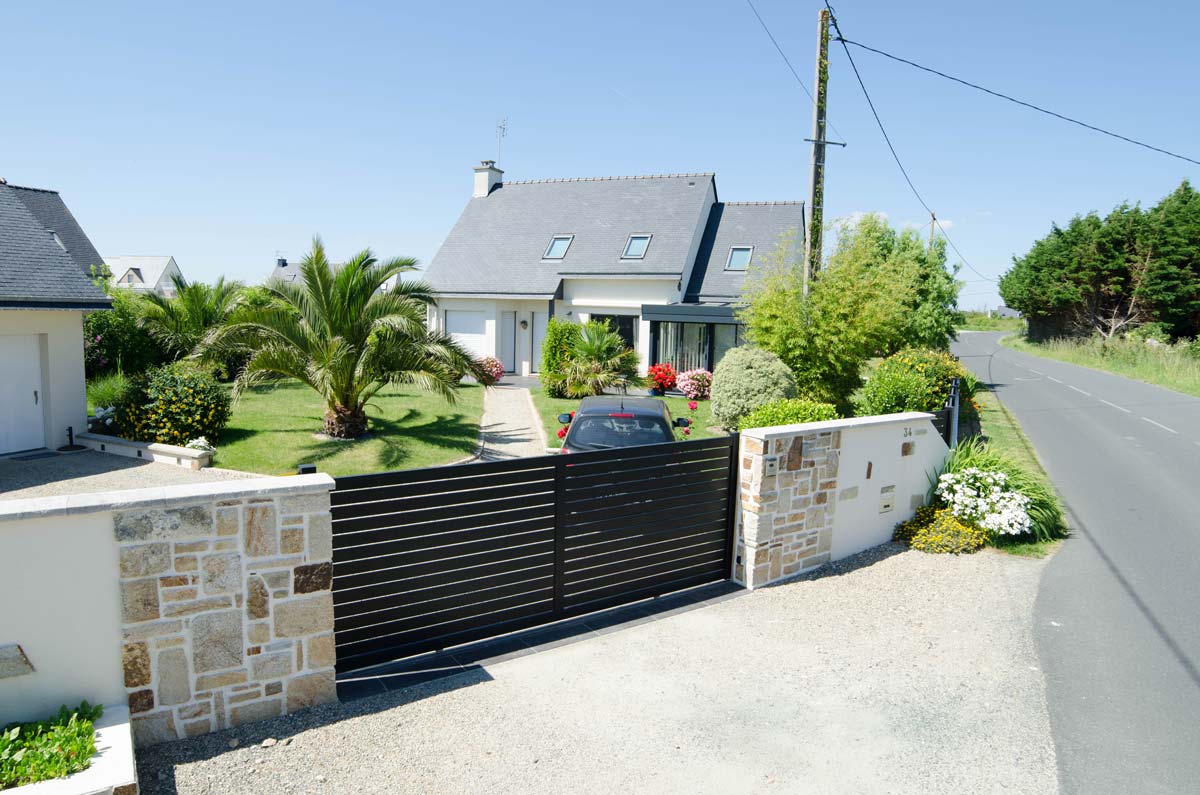 Portail coulissant à rail raz / simple vantail / droit / ajouré / en aluminium_1