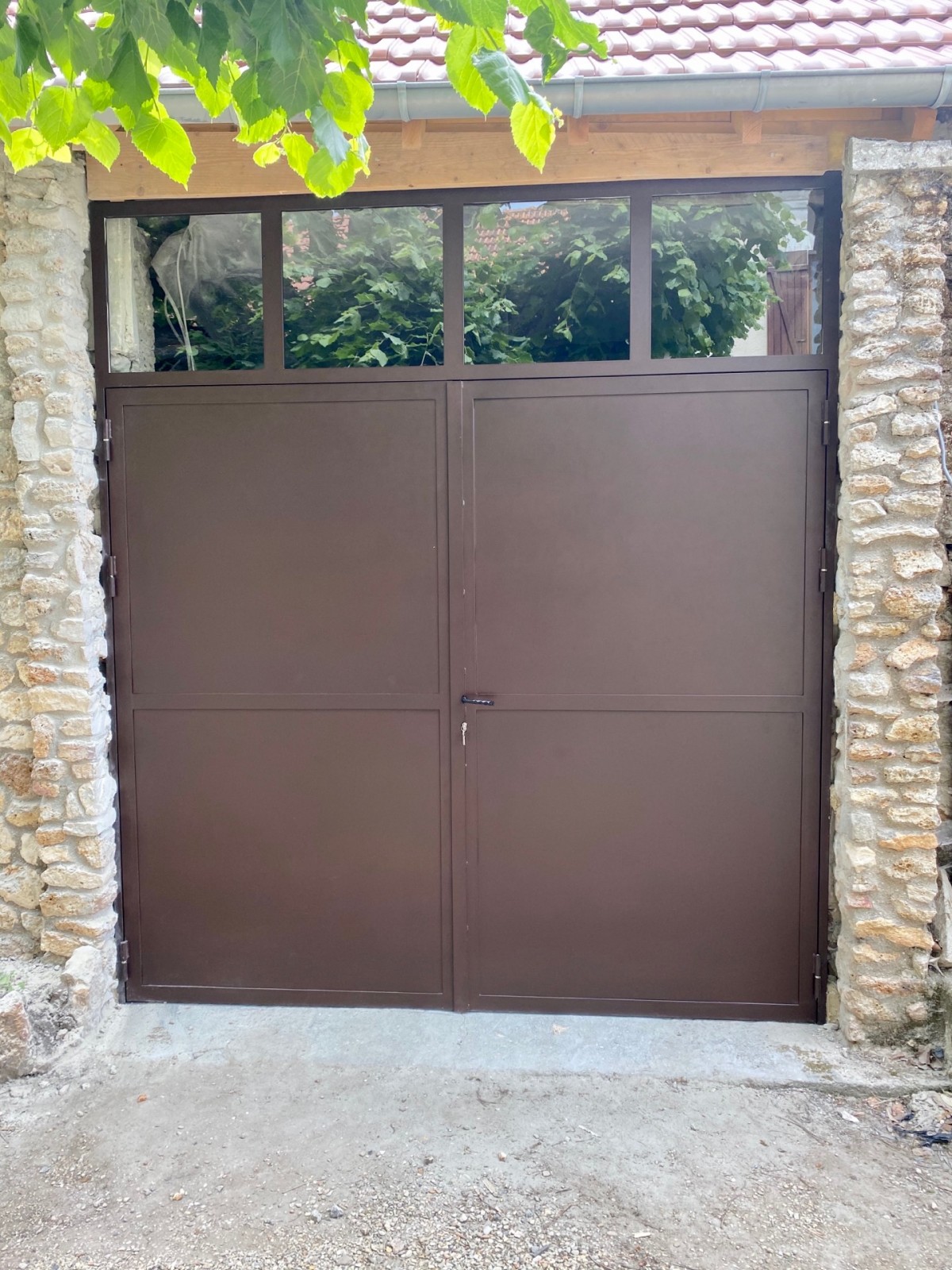 Porte de garage blindée esthétique et contemporaine avec finition rouille - Fer du Sud_0