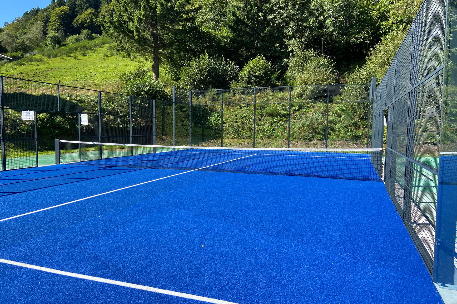 Terrain de padel - Outdoor - Infrastructures robustes et gazon synthétique certifiés FFT_0