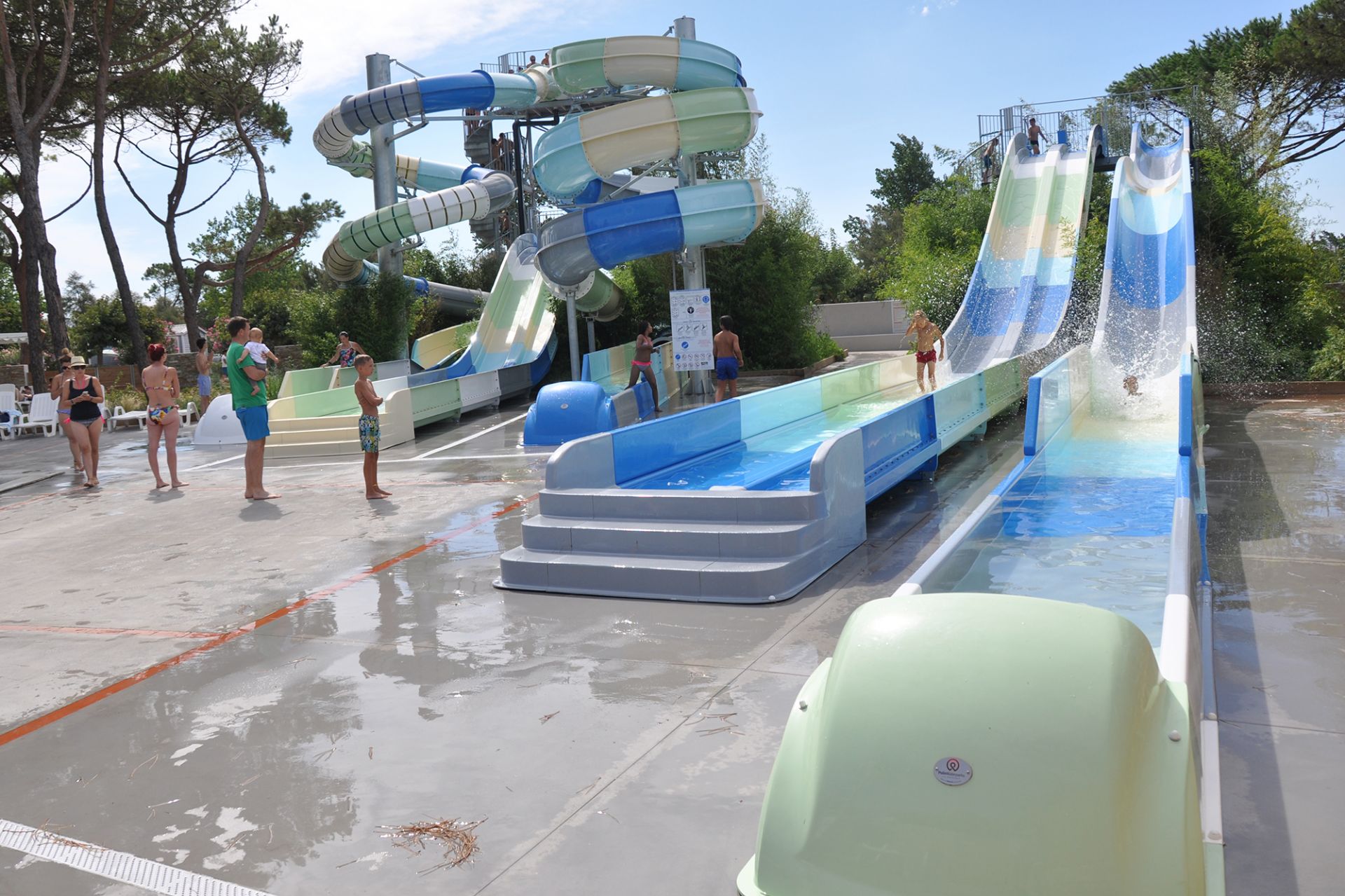 5 toboggans aquatiques Polin Waterparks - aquatube lumineux, compact à virages, multi pistes de course_0