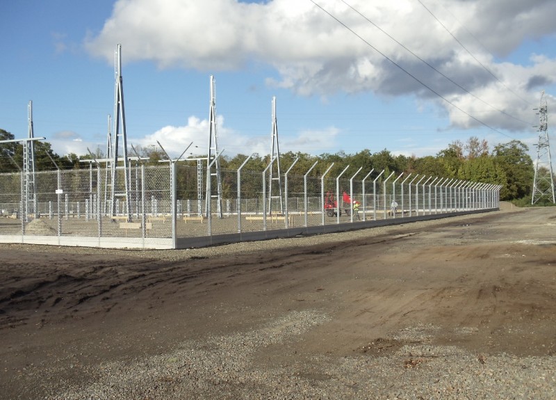 Clôture grillagée EDF type BD2 - hauteur 2.60m avec dalles de soubassement en béton et grillage ondulé_0