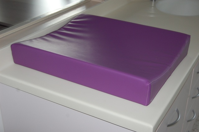 Matelas galbé incurvé sur-mesure - gamme hospitalière - mousse 20 kg/m3 - revêtement PVC sans phtalates - dimensions standards ou sur-mesure_0