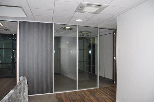Cloison amovible - ossature aluminium - pleine, vitrée toute hauteur ou sur allège - simple ou double vitrage avec stores et bloc-portes_0