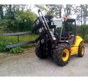 Chariot tout terrain diesel 2,5 T à louer, avec option retourneur Pallox pour le renversement de contenant en vrac_0