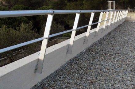Garde-corps en applique et applique déportée pour toitures terrasses - Fixations 2 chevilles M10 - Vectaco_0