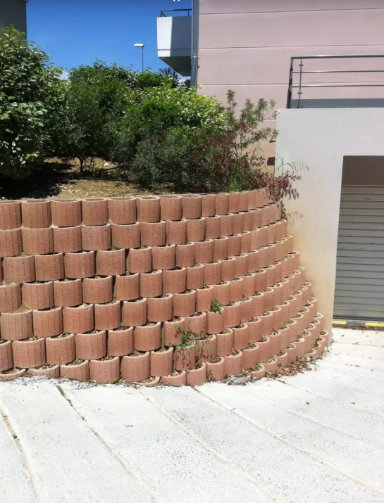 Element végétalisable en béton pour murs de soutènement, murs de parement, aménagement de berges ou merlons anti-bruit - BETOPLUS - Pomel béton_0