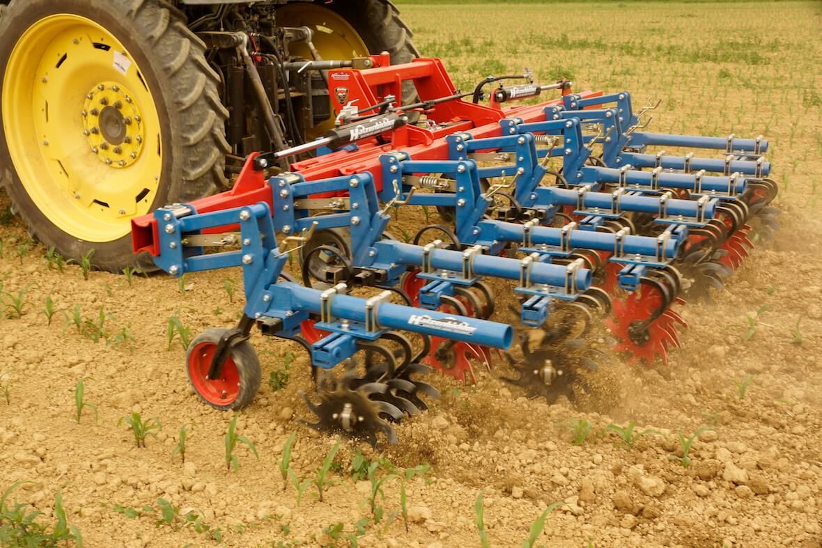 Bineuse à étoiles - thomas hatzenbichler agro-technik - parallélogramme robuste à large roue 