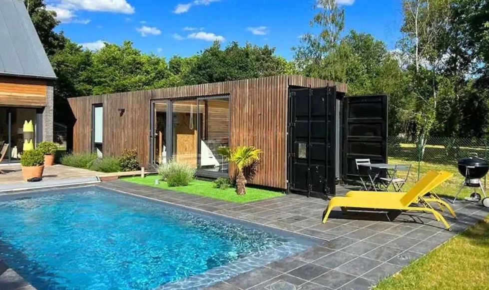 Conteneur 20 pieds avec finition en bardage bois, aménagé en Pool house ou piscine conteneur_0