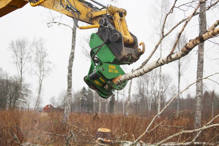 Tête d'abattage sur mini pelle