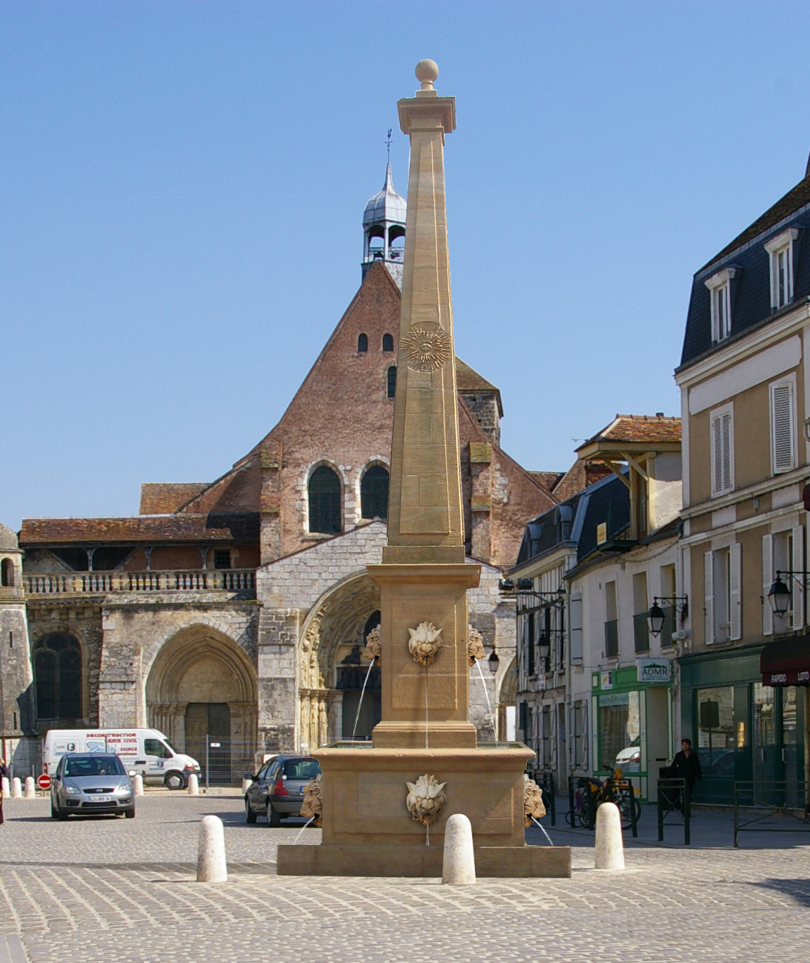 Fontaine d'extérieur Thionville - Obélisque - Hauteur 4.50m - Emprise au sol 3.00m_0