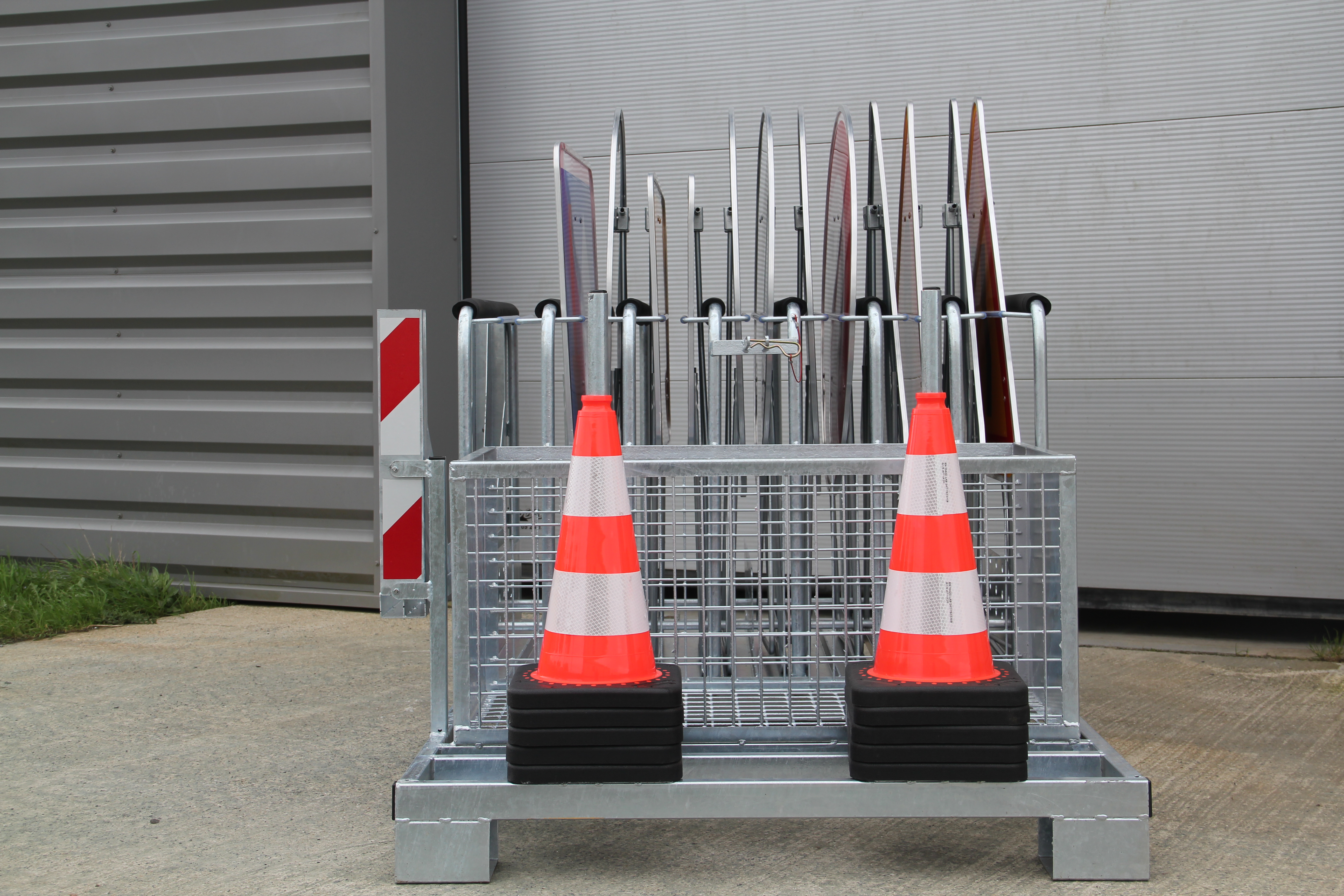 Râtelier porte-panneaux - Sodimar - capacité sur mesure par multiple de 2 cases avec 4 cales pour chargement/déchargement_1