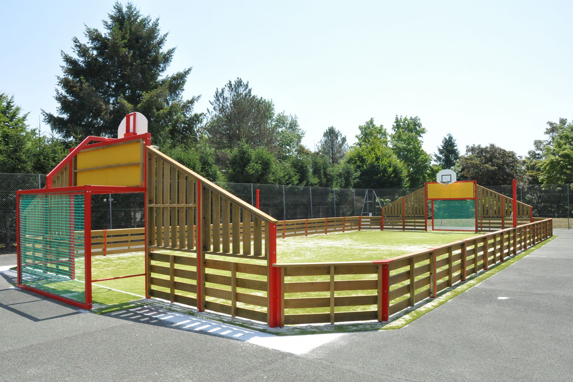 Terrain multisports Edsun Modulo'Space 1 bois pin douglas et métal - 11,5 x 24,7 m avec gazon synthétique_0