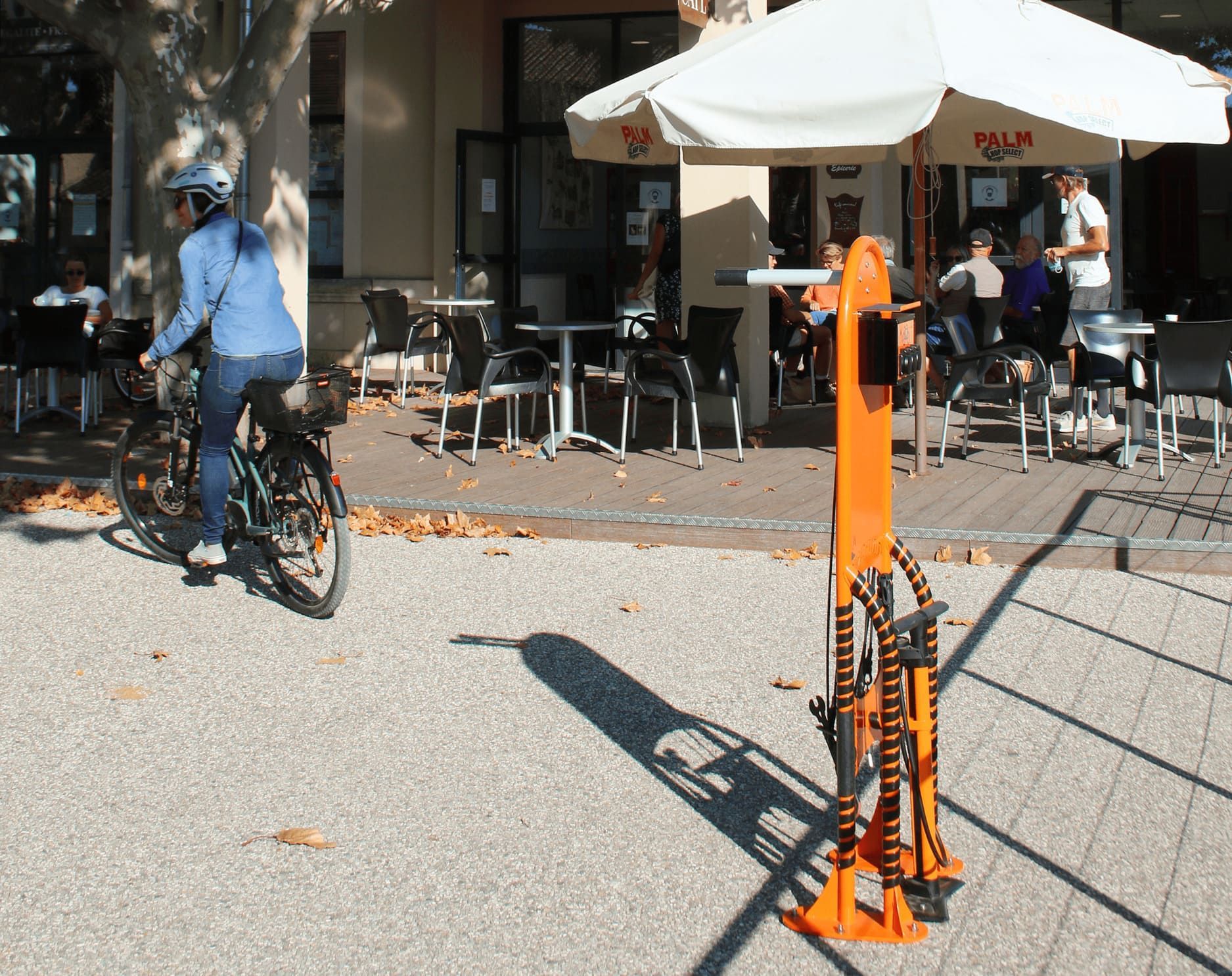 Borne de réparation et de recharge en libre-service pour vélo_1