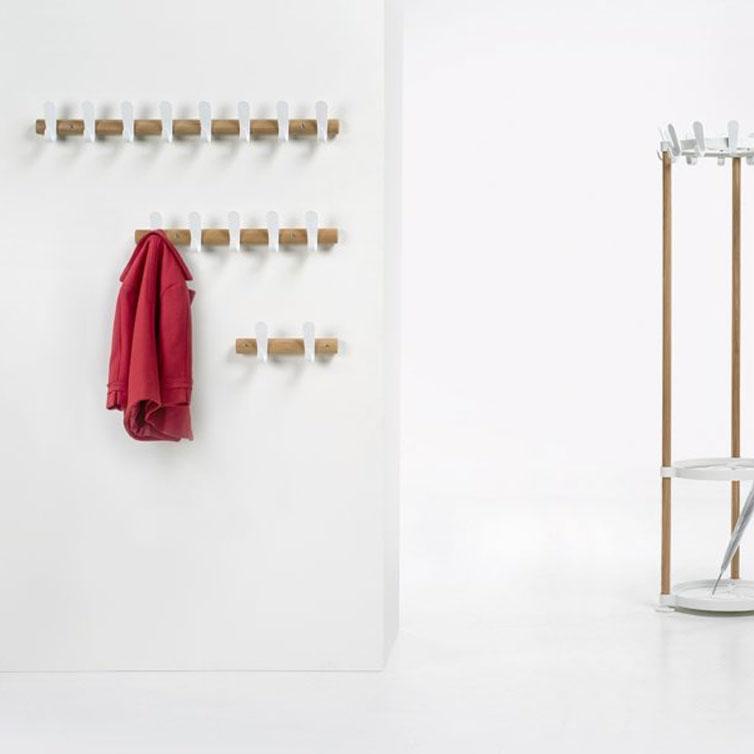 Vicky medium - porte-manteaux en chêne laqué naturel avec crochets synthétiques blancs_0