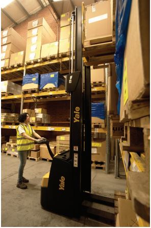 Gerbeur électrique 2,4 m - Capacité de levage 1200 kg - Location pour chargement, déchargement et gerbage_0