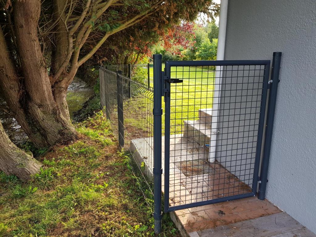 Portillon grillagé droit - gris anthracite RAL 9016 - 87cm passage - 1m à 2m hauteur_0