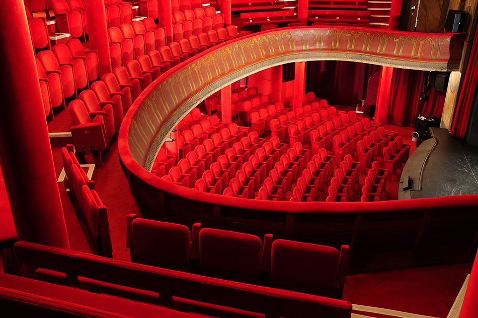 Fauteuil  de théâtre et de salles de spectacles à piétement latéral avec Accoudoir commun type manchette pour ERP - MAILLAN._1