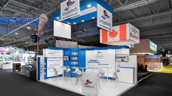 Stand modulaire de 27 m² - enseigne périphérique en menuiserie blanche - LEYGATECH / Alpha Expo_0