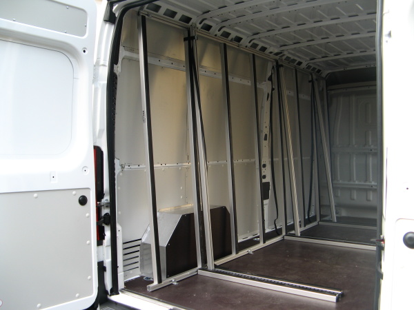 Berce-vitre intérieur en aluminium anodisé - Equipvan - Léger, solide et modulaire_0