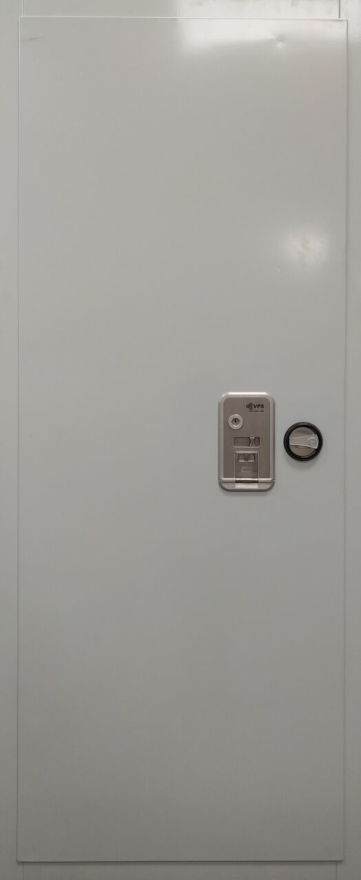 Porte anti-squat très résistante équipée d'une serrure électronique bluetooth, dévérouillable avec code à 6 chiffres à saisir - VPS SmartDoor_0
